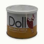 Doll, cera depilatoria liposolubile naturale in vasetto — packshot su fondo crema