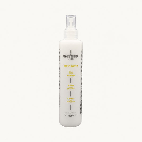 Envie Milk Districante Bifasico — flacone spray su fondo crema