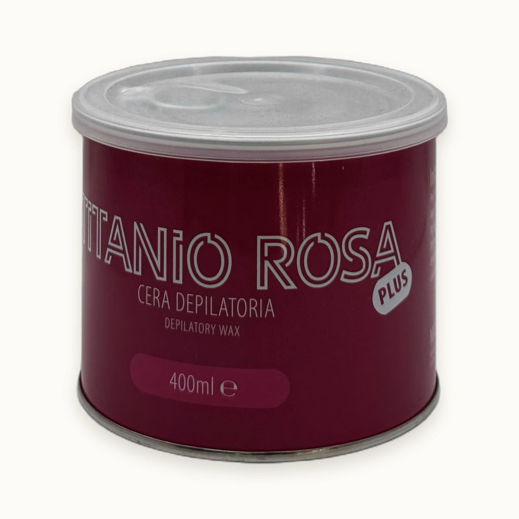 Titanio Rosa Plus, cera depilatoria liposolubile rosa in vasetto — packshot su fondo crema