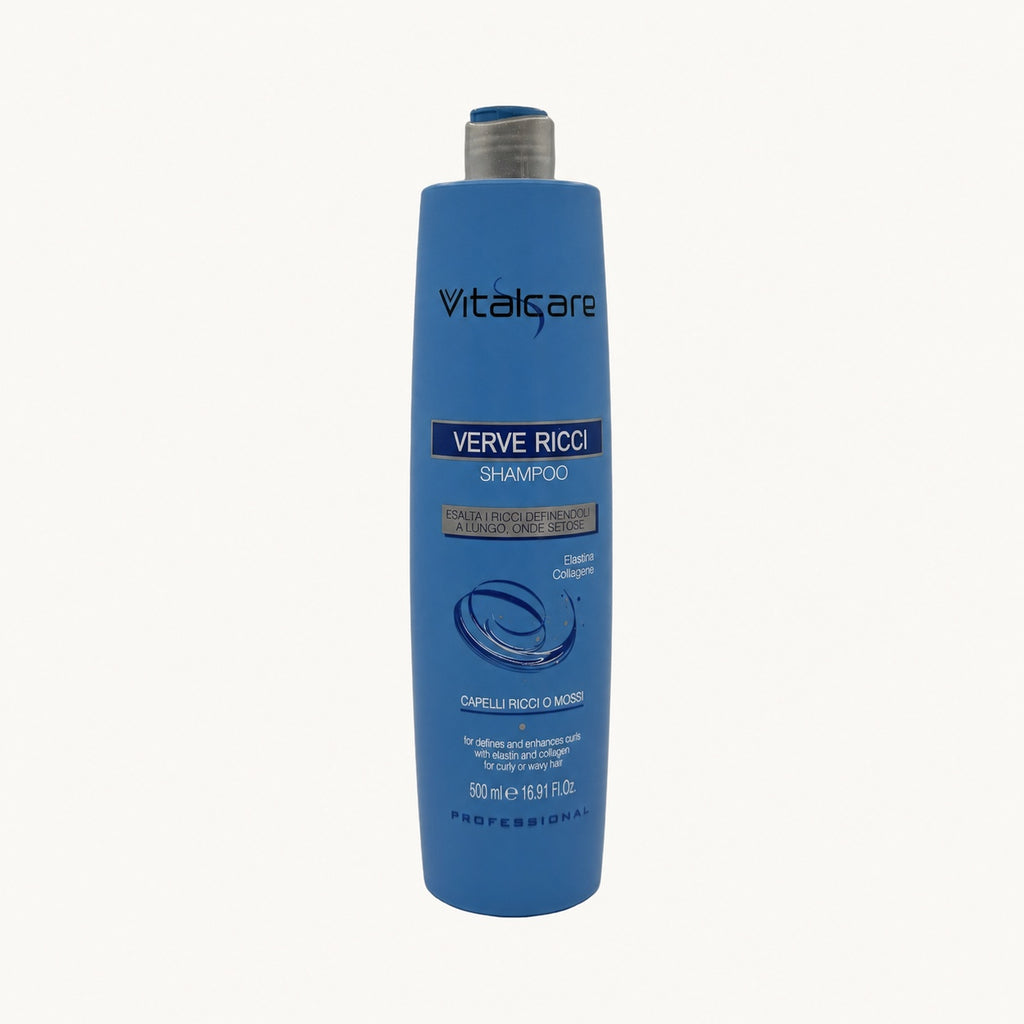 Vitalcare Verve Ricci, shampoo ravviva ricci per capelli ricci 500 ml — packshot su fondo crema